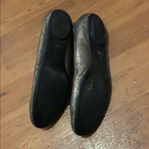 Silver quilted shoes with black bow size 8 - Picture 2 of 4